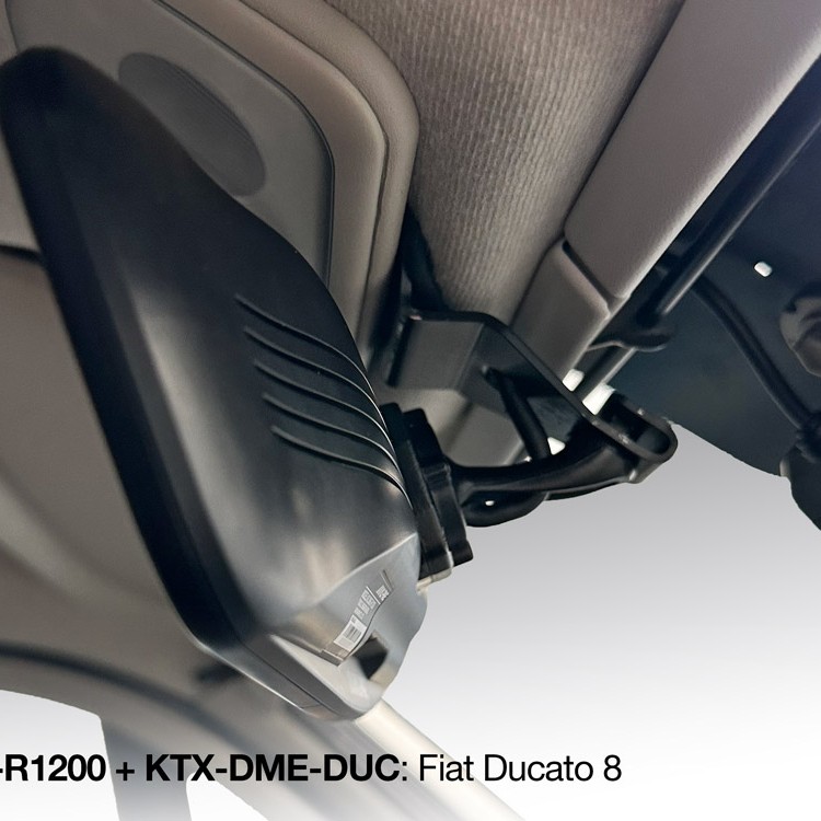 Fahrzeugspezifische Halterung im Fiat Ducato für den spiegelmonitor